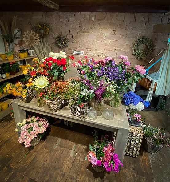 Blumenladen und Cafe-Atmosphäre verschmelzen zum Laden "Blumen und Mehr" in der alten Gelnhausener Fabrik